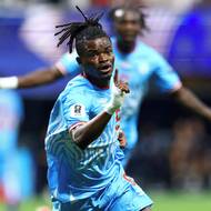 Brian Cipenga z DR Kongo slaví první gól svého týmu do sítě Anglie.