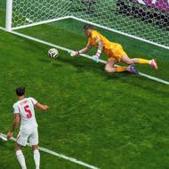 Jordan Pickford zachraňuje v anglické bráně.