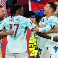 Cristiano Ronaldo (vpravo) oslavuje se svými spoluhráči postup přes Chorvatsko. 