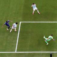 Deroy Duarte právě senzačně vyrovnává na 1:1.
