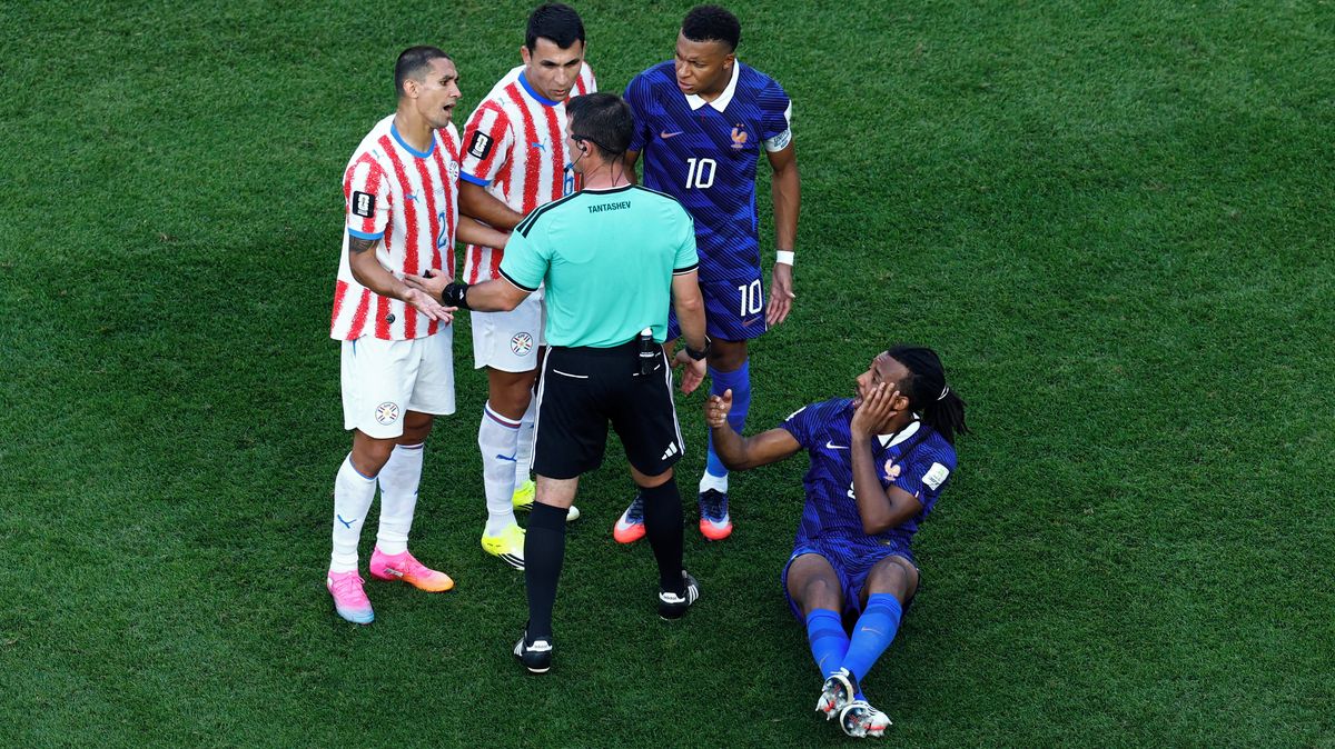 Svět se bouří po nechutné podívané: Takový sudí nemůže pískat MS!