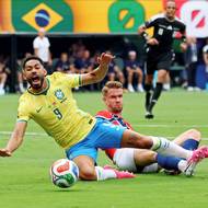 Nor Kristoffer Ajer fauloval Brazilce Matheuse Cunhu. Penalta. 