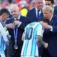 Lionel Messi dostává stříbrnou medaili od Donalda Trumpa.