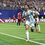 Enzo Fernández slaví třetí gól Argentiny v síti Egypta.
