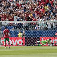 Jasín Bunú lapil Mbappého penaltu 