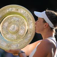 Linda Nosková líbající trofej po výhře ve Wimbledonu