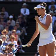 Linda Nosková z Česka během finále Wimbledonu proti Karolíně Muchové.