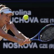Linda Nosková z Česka během finále Wimbledonu proti Karolíně Muchové.