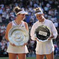 Vítězka Wimbledonu Linda Nosková a poražená Karolína Muchová pózující s trofejemi