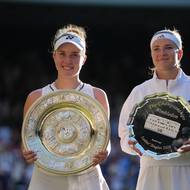 Vítězka Wimbledonu Linda Nosková a poražená Karolína Muchová pózující s trofejemi