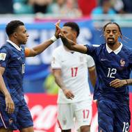 Mbappé společně s Barcolou slaví branku na 1:4