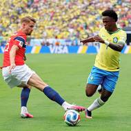 Brazilec Vinícius Junior a Nor  Kristoffer Ajer (vlevo).