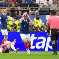 Francouzský záložník Adrien Rabiot nevěří tomu, že fauloval. Od sudího navíc vyfasoval žlutou kartu. 