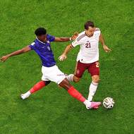 Španěl Mikel Oyarzabal svádí tvrdý boj o míč s Francouzem Aurelienem Tchouamenim.