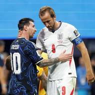 Kapitáni po zápase: Lionel Messi (10) a Harry Kane.