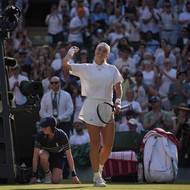 Karolína Muchová slaví postup do semifinále Wimbledonu.