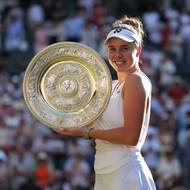 Vítězka Wimbledonu Linda Nosková pózující s trofejí