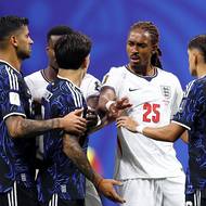 Plno emocí bylo na hřišti hned zkraje zápasu. Lisandro Martinez z Argentiny i jeho krajané v konfrontaci se soupeři, druhý zprava Angličan Djed Spence skrytý je Marc Guehi.
