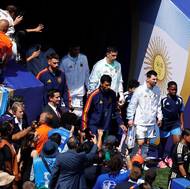 Nástup. Argentinu přivedl na hřiště Lionel Messi.