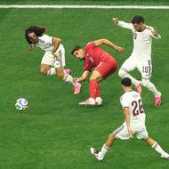 Portugalský křídelník Pedro Neto v obležení Španělů