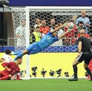 Unai Simón zneškodil Ronaldovu gólovou střelu