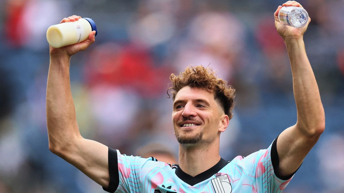 Belgický obránce po konci na MS podepsal smlouvu v Premier League