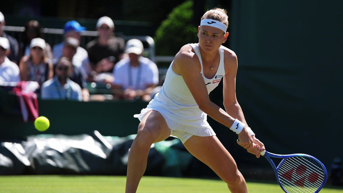TENIS ONLINE: Bouzkové ve Wimbledonu dává mladá soupeřka pořádně zabrat. Úvodní sadu Češka urvala