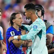 Přátelské objímání legend: Cristiano Ronaldo a Luka Modrič. 