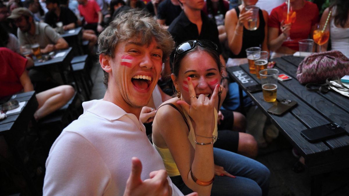 Třaskavé chvíle ve fan zóně. Ženě popelníkem vyrazil zuby