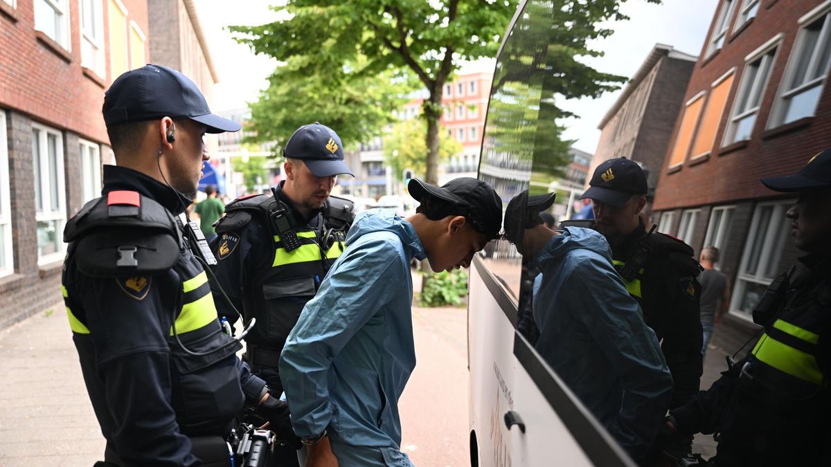 Policie zabavila miliardy v souvislosti s fotbalovým MS. Při razii na ilegální gang zadržela několik osob