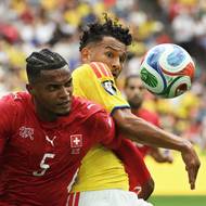 Manuel Akanji (vlevo) v souboji s Luisem Suárezem