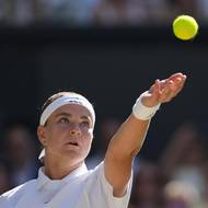 Karolína Muchová z Česka během finále Wimbledonu proti Lindě Noskové.