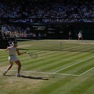 Linda Nosková z Česka odvrací míček během finále Wimbledonu proti Karolíně Muchové.