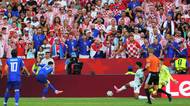 FOTBAL ONLINE: Chorvati jásají. Veterán Perišič otevřel skóre evropské bitvy o osmifinále