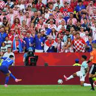 Ivan Perišič právě střílí otevírací gól evropské bitvy.