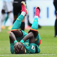 Senegal v slzách, na trávníku leží El Hadji Malick Diouf. 