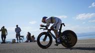 Evenepoel vyhrál časovku a lehce stáhl ztrátu na Pogačara, pád vyřadil dalšího z elitních jezdců