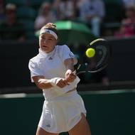 Karolína Muchová returnuje servis Naomi Ósakaové.