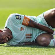 Kylian Mbappé se drží za bolavý kotník, kvůli kterému musel i střídat 