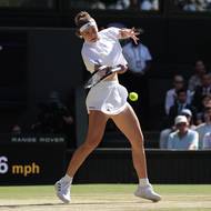 Karolína Muchová z Česka během finále Wimbledonu proti Lindě Noskové.