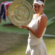 Linda Nosková s vítěznou trofejí po finálové výhře nad Karolínou Muchovou ve Wimbledonu.