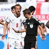 Harry Kane reklamuje faul na svou osobu před úvodní brankou Norska.