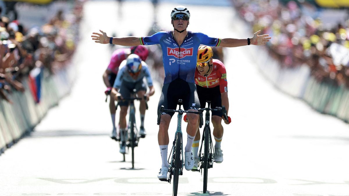 Drama na Tour. Únik uhájil těsný náskok před pelotonem, slaví hvězdný Van der Poel