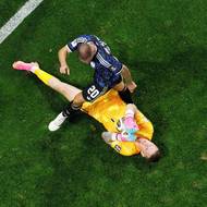 Anglický brankář Jordan Pickford, nad ním Argentinec Alexis Mac Allister.