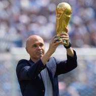 Andrés Iniesta pocit mistra světa zná. Španělsko dovedl k titulu v roce 2010.