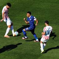 Kylian Mbappé prochází obranou Paraguaye.