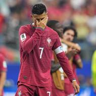 Cristiano Ronaldo schovává tvář v dlaních poté, co Španělé vstřelili rozhodující gól. 