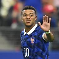 Francouzský útočník Kylian Mbappé gestikuluje na spoluhráče. 