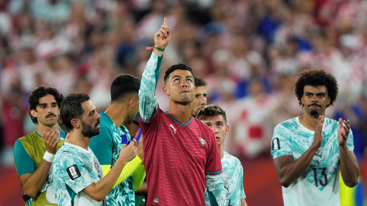 Ronaldo dal gól, pak se divil střídání. Po postupu oblékl dres zesnulého Joty