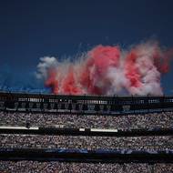 Na konci cereminiálu se objevil na střeše stadionu kouř v barvách americké trikolóry.